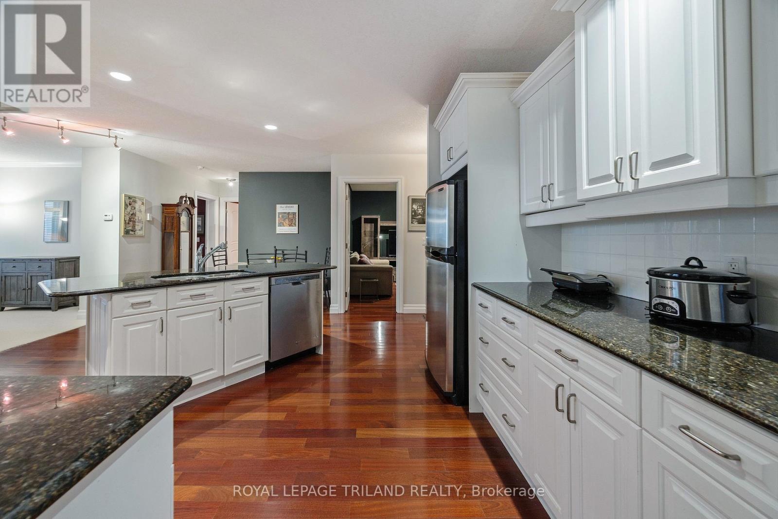 #1202 250 PALL MALL STREET - 14