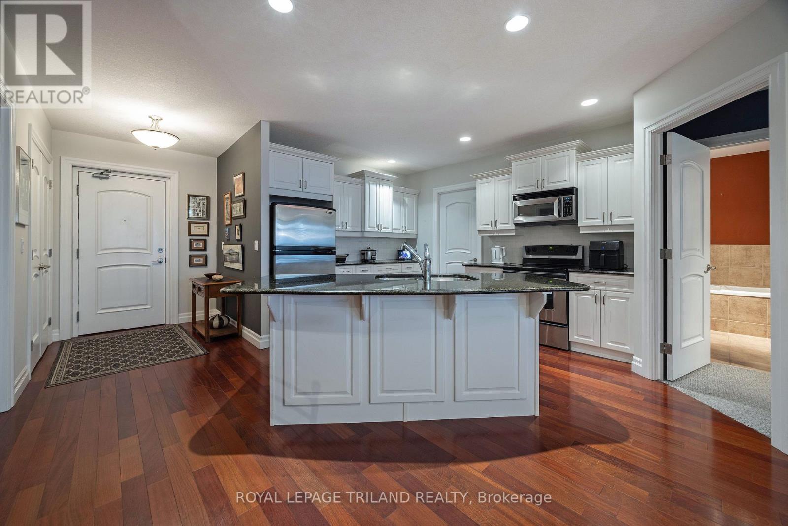#1202 250 PALL MALL STREET - 16