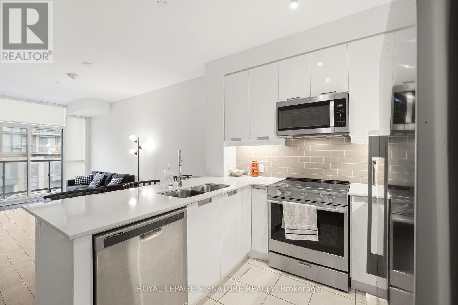 #212 65 WATERGARDEN DRIVE - Image 13