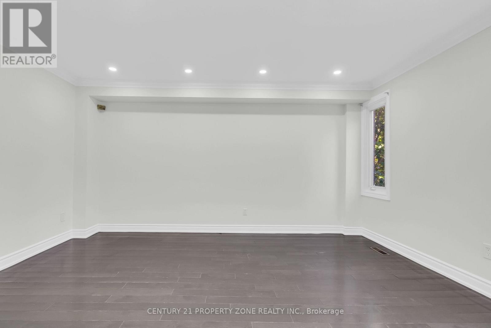 32 ARCHIBALD STREET - 12