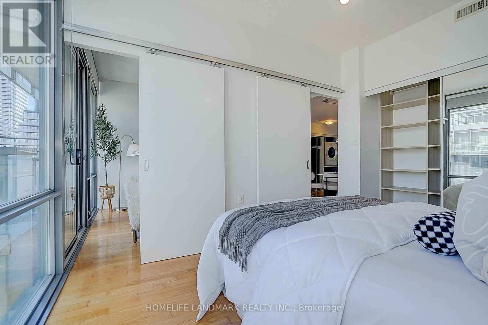 #3301 38 GRENVILLE STREET - 23