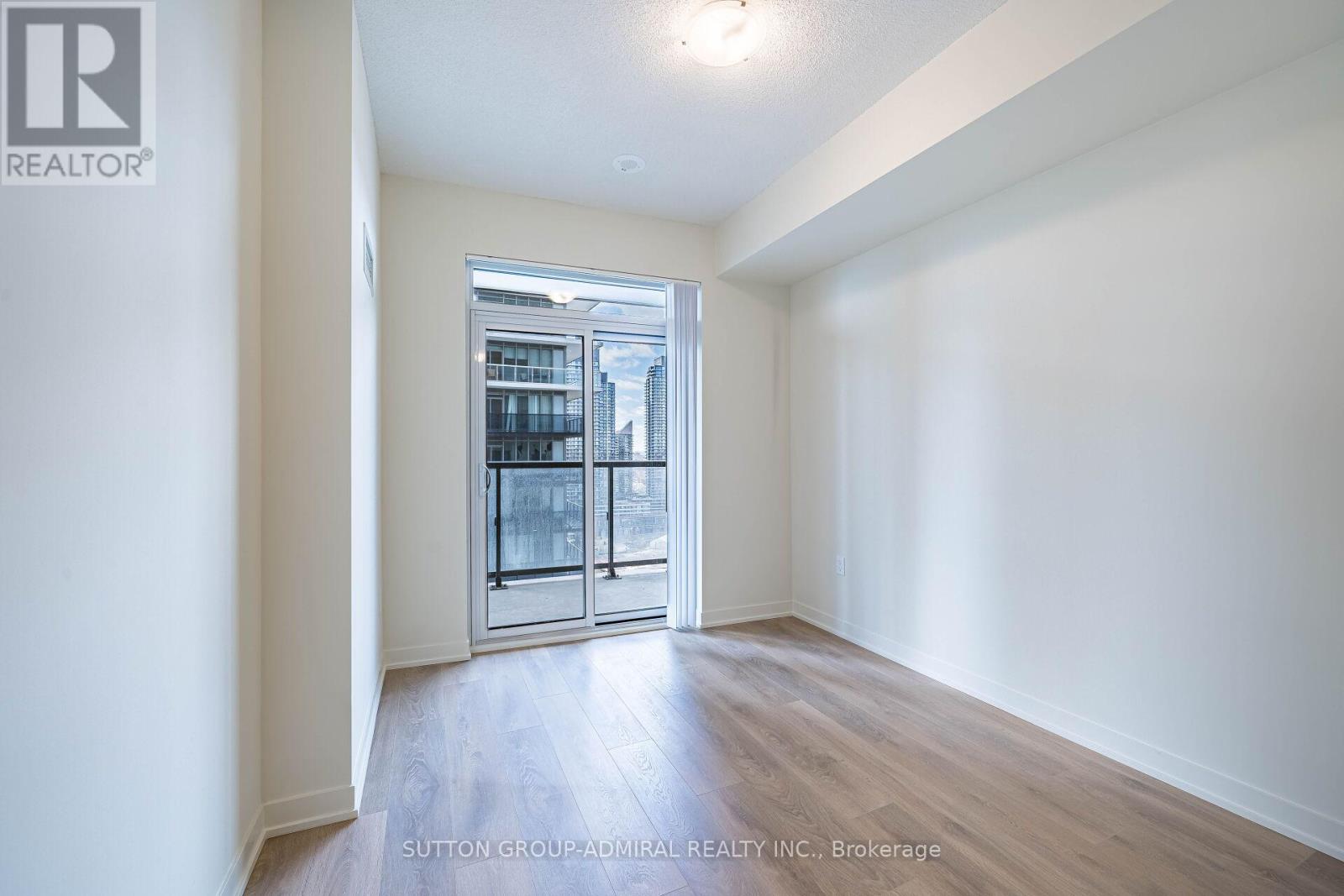 #2205 38 ANNIE CRAIG DRIVE - 25