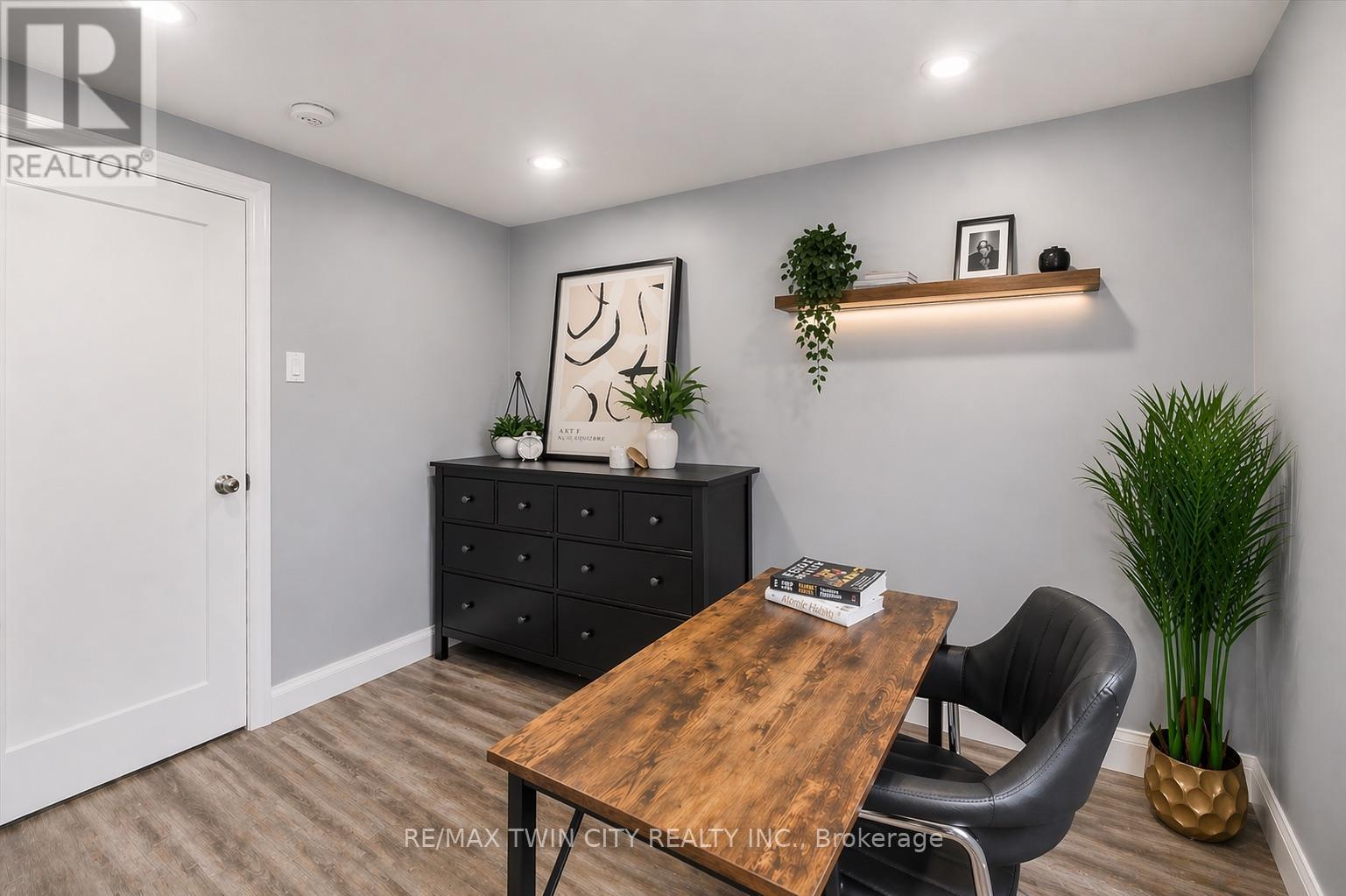 86 CARLYLE DRIVE - 23