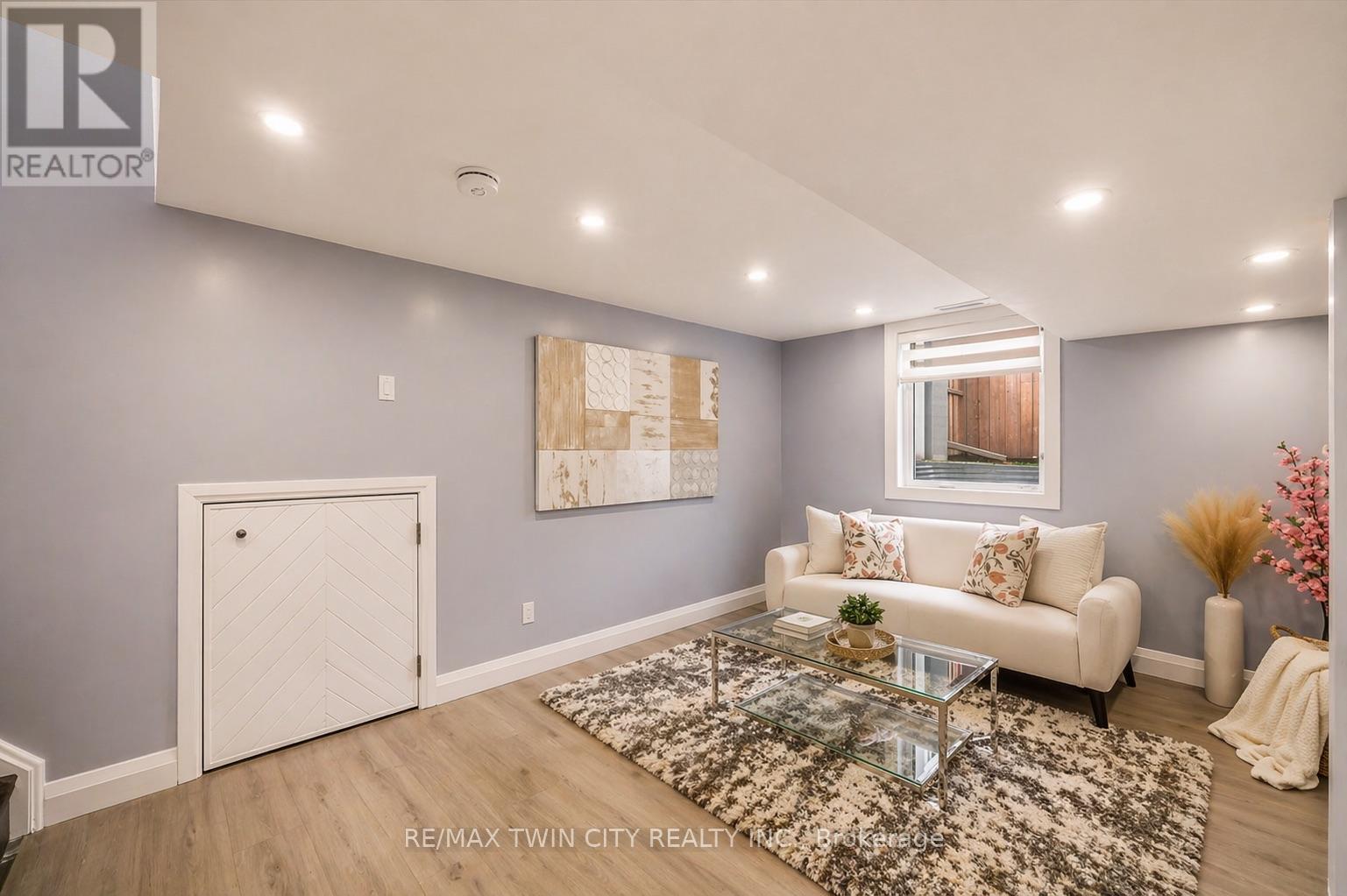 86 CARLYLE DRIVE - 26