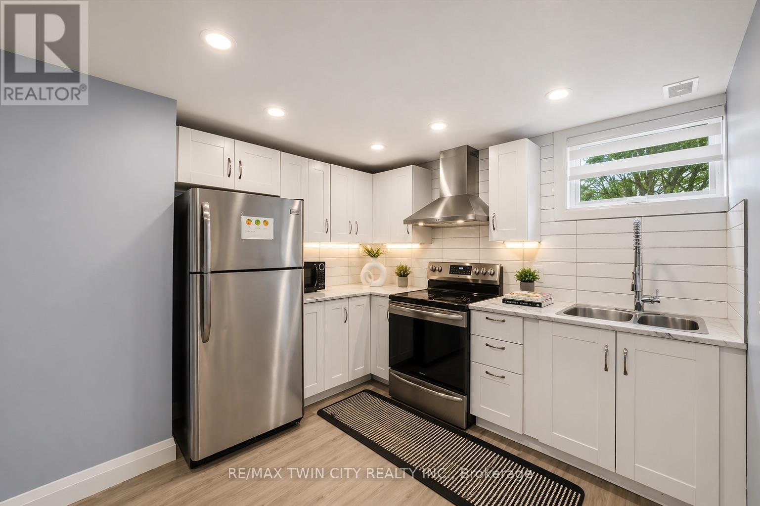 86 CARLYLE DRIVE - 29