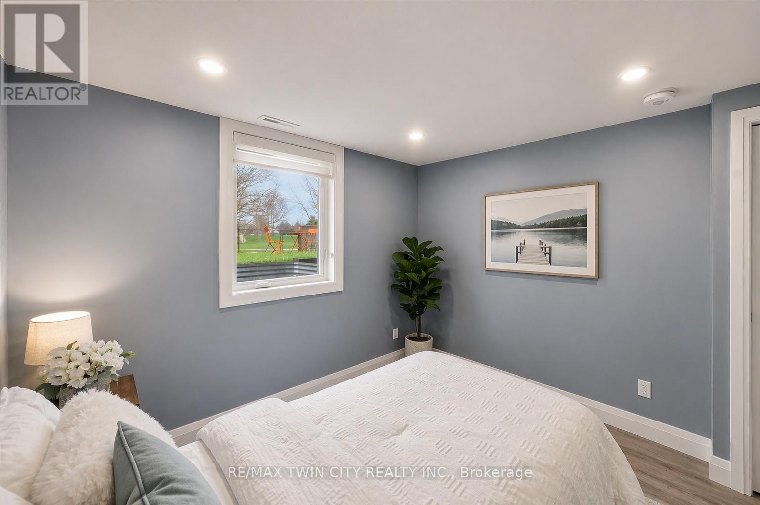 86 CARLYLE DRIVE - 31