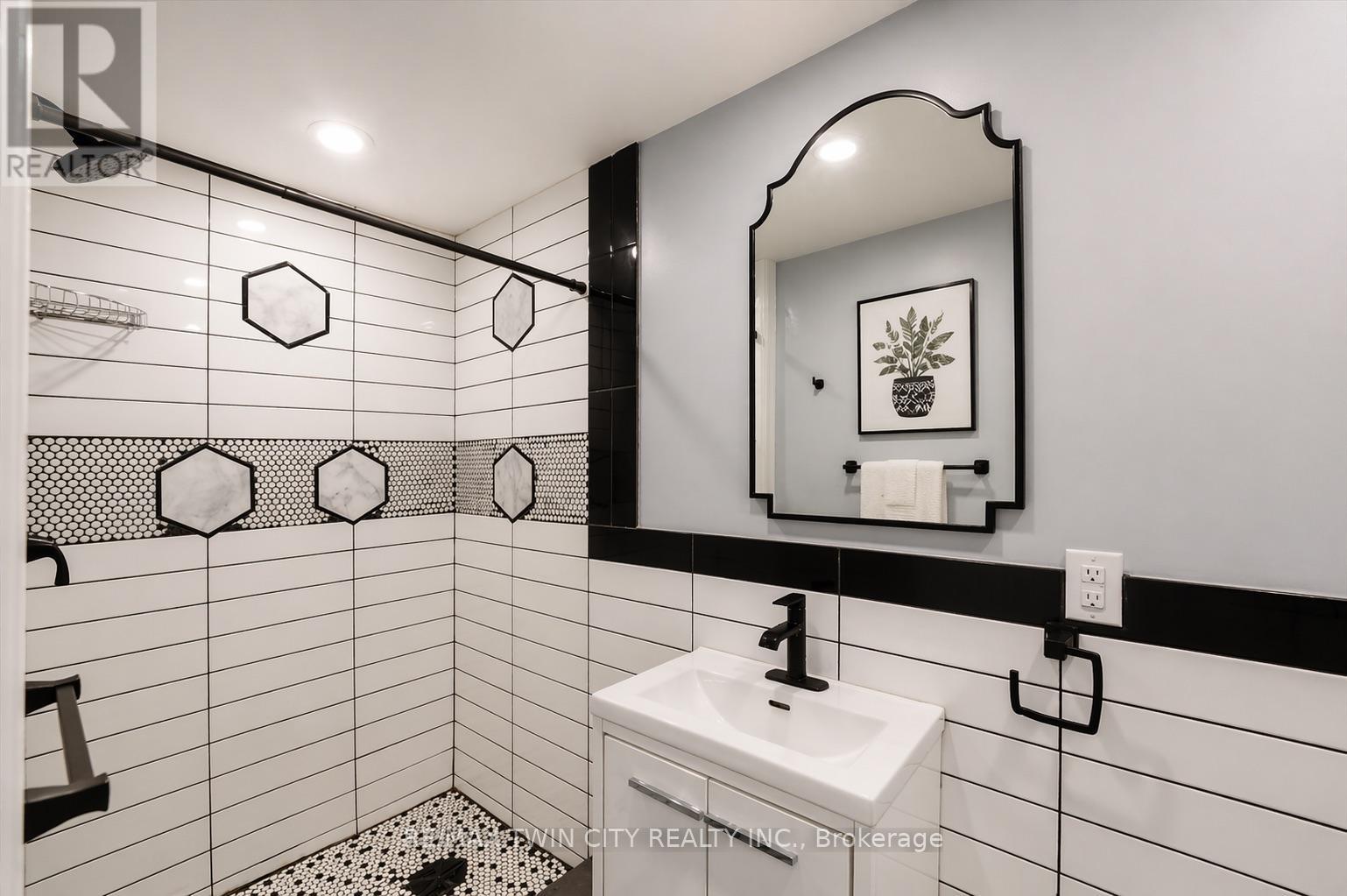 86 CARLYLE DRIVE - 32