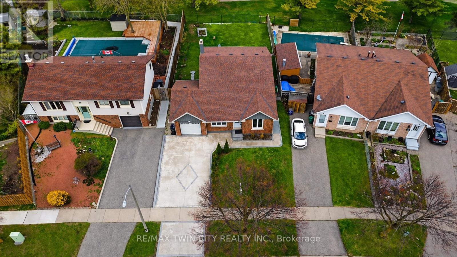 86 CARLYLE DRIVE - 35