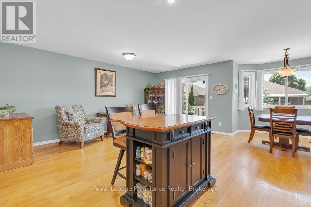 31 HEMLOCK CRESCENT - 11