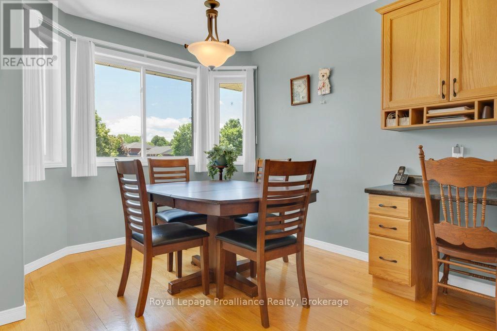 31 HEMLOCK CRESCENT - 12