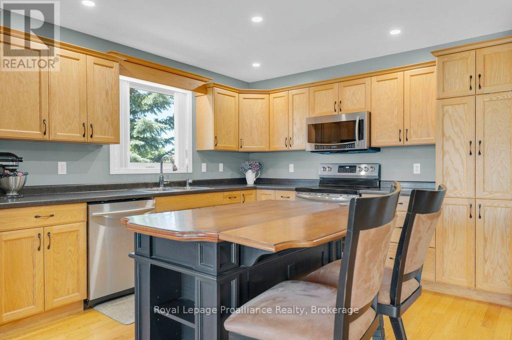 31 HEMLOCK CRESCENT - 13