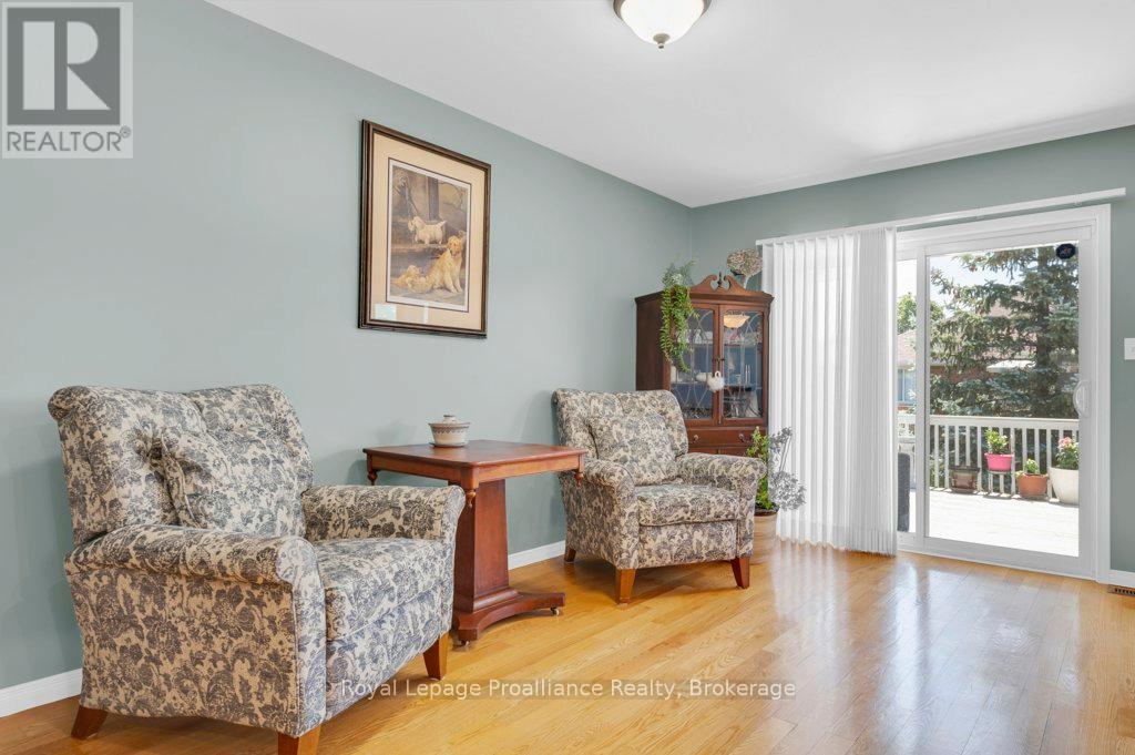 31 HEMLOCK CRESCENT - 14