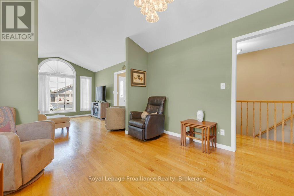31 HEMLOCK CRESCENT - 15