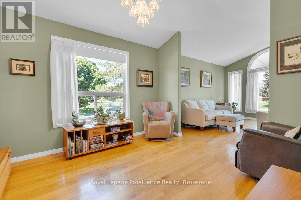 31 HEMLOCK CRESCENT - 16