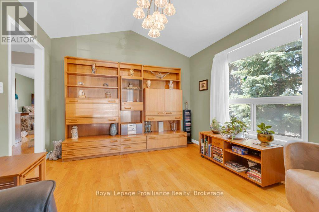 31 HEMLOCK CRESCENT - 17