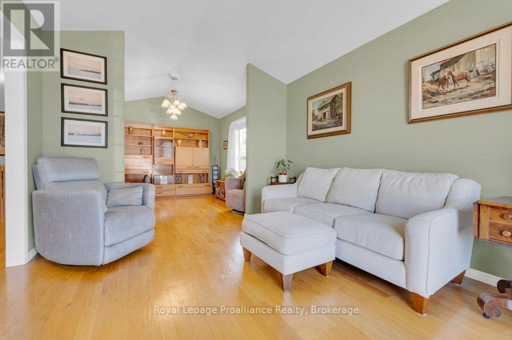 31 HEMLOCK CRESCENT - 18