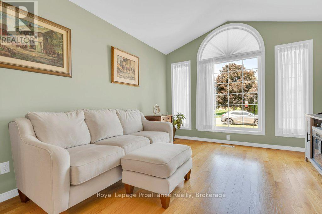 31 HEMLOCK CRESCENT - 19