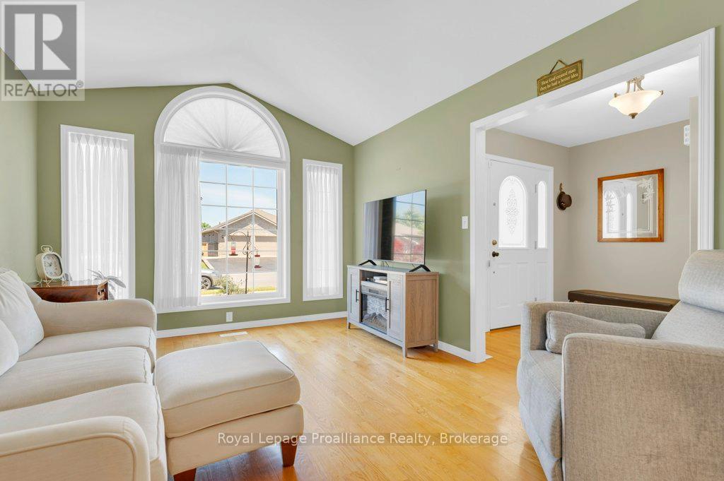 31 HEMLOCK CRESCENT - 20