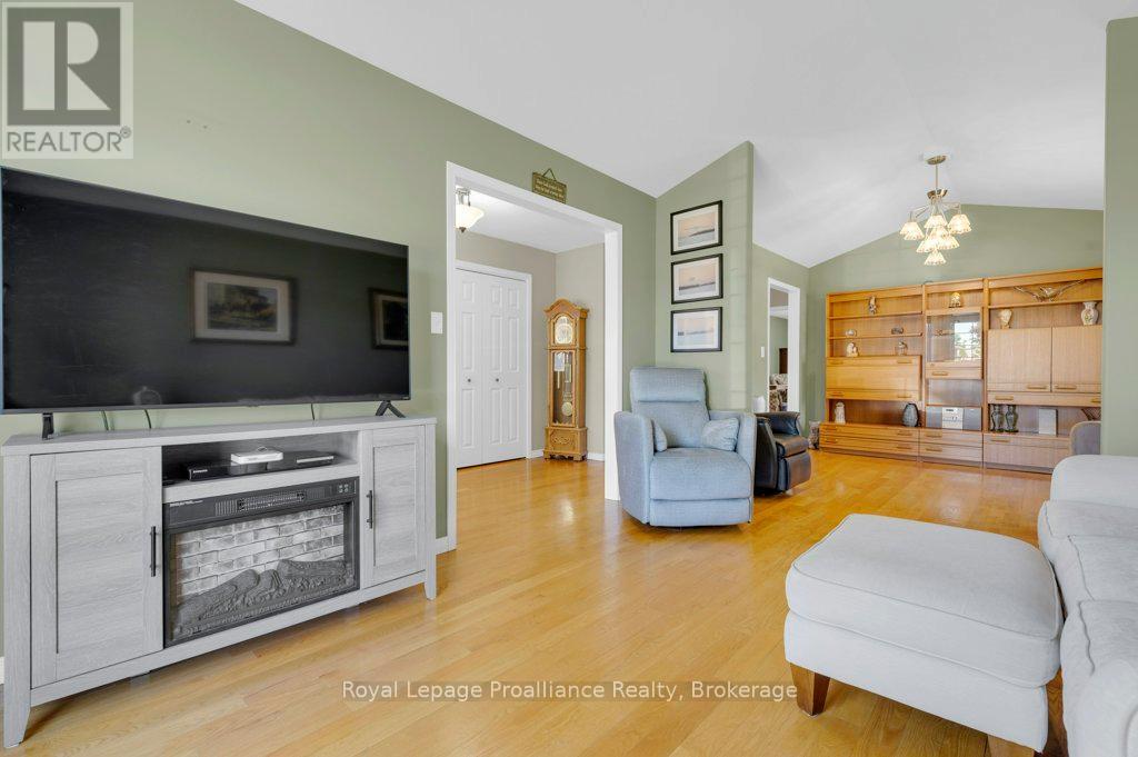 31 HEMLOCK CRESCENT - 21