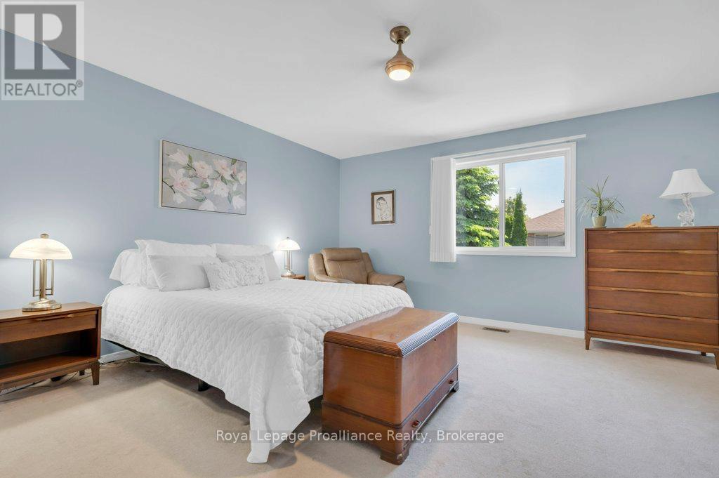 31 HEMLOCK CRESCENT - 23