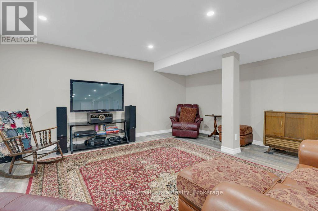 31 HEMLOCK CRESCENT - 28