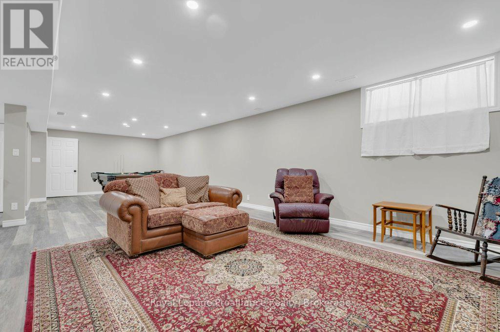 31 HEMLOCK CRESCENT - 29