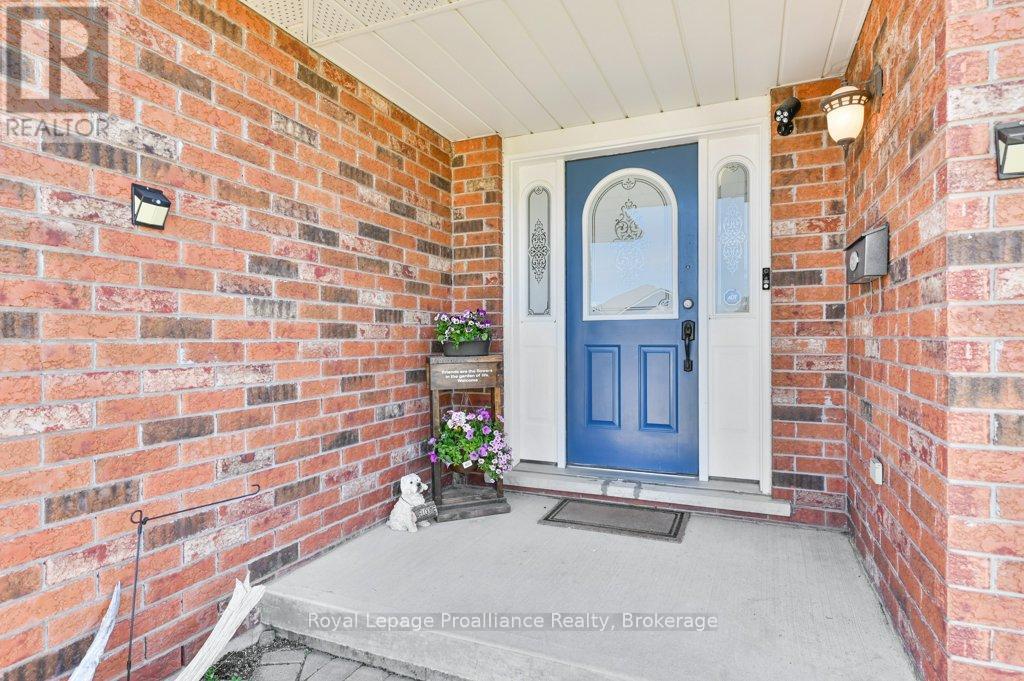 31 HEMLOCK CRESCENT - 3