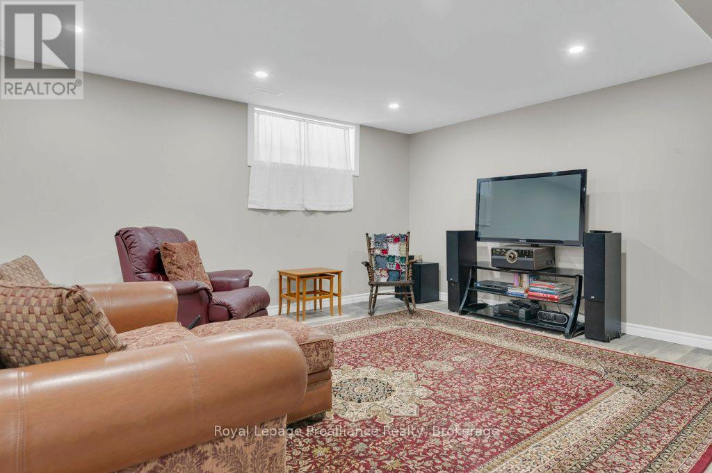 31 HEMLOCK CRESCENT - 30