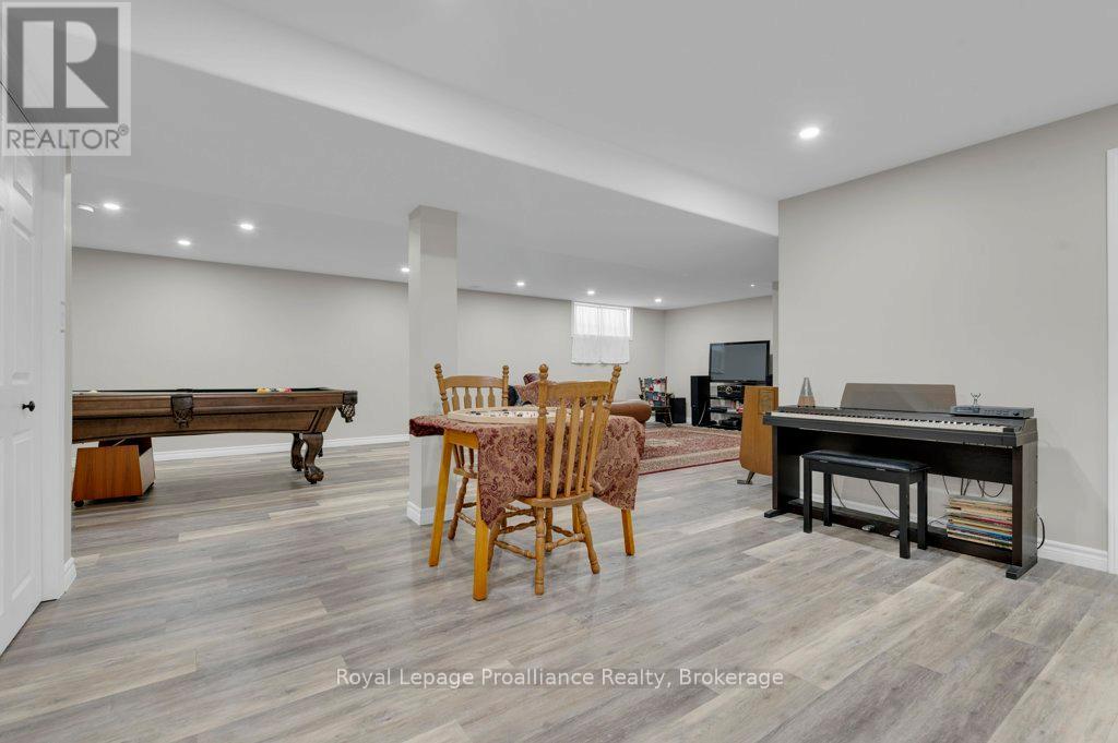31 HEMLOCK CRESCENT - 31
