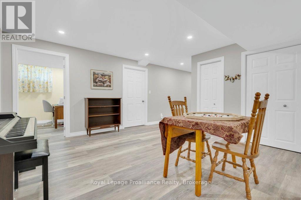 31 HEMLOCK CRESCENT - 32