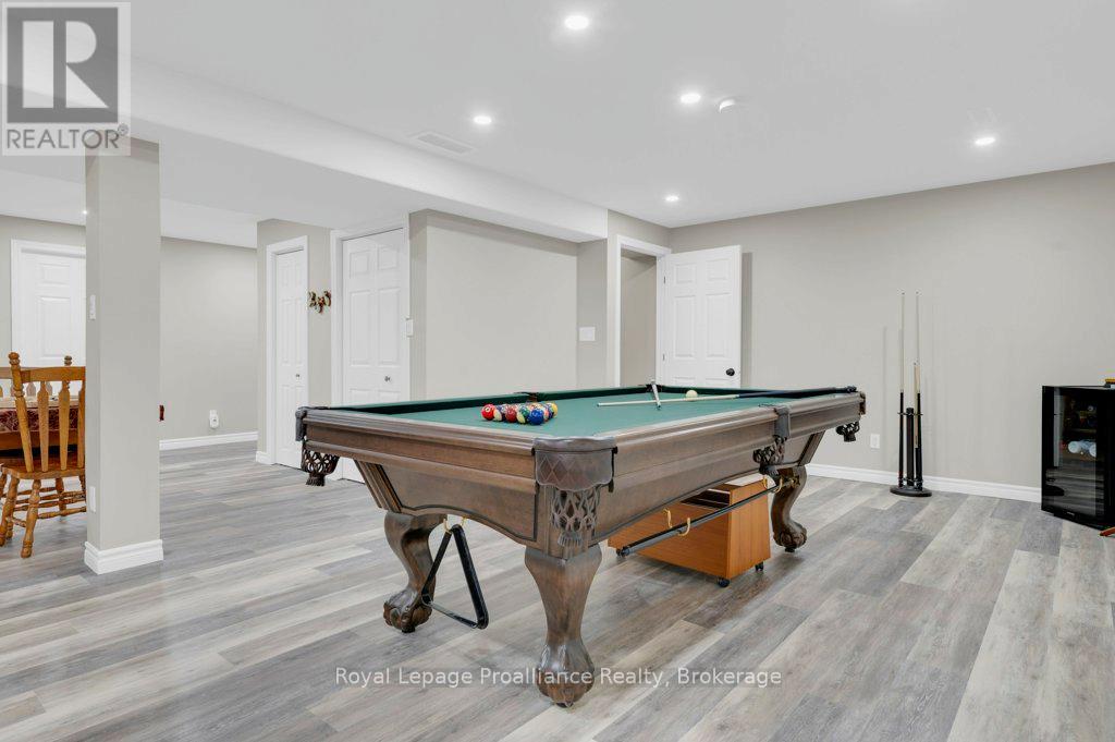 31 HEMLOCK CRESCENT - 33