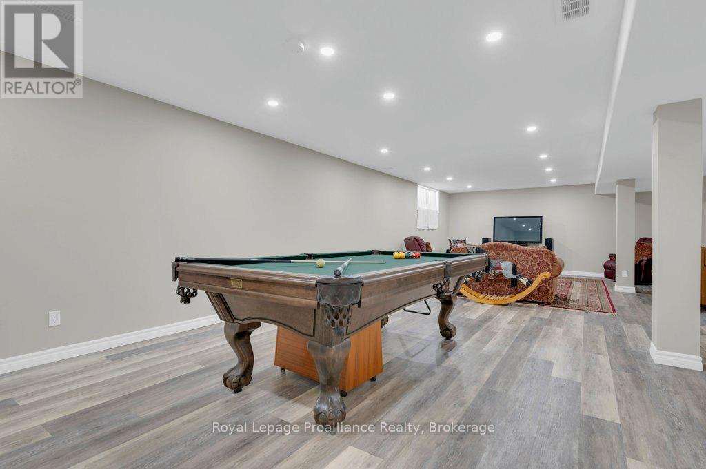 31 HEMLOCK CRESCENT - 34