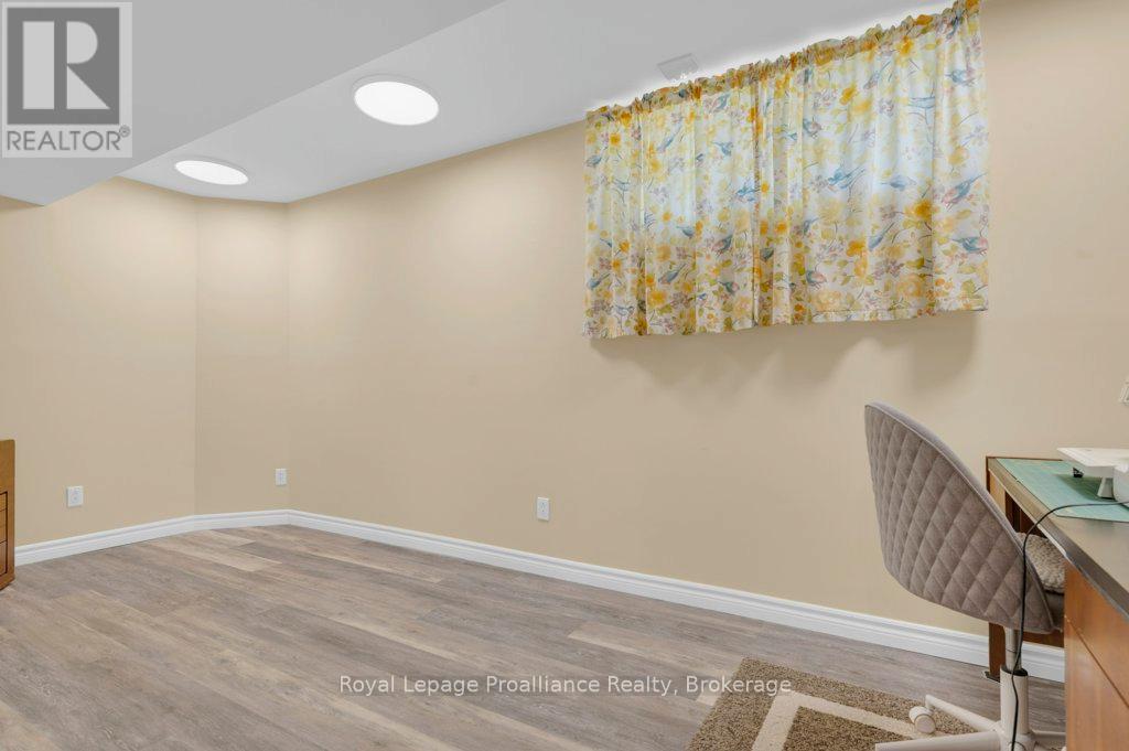31 HEMLOCK CRESCENT - 35
