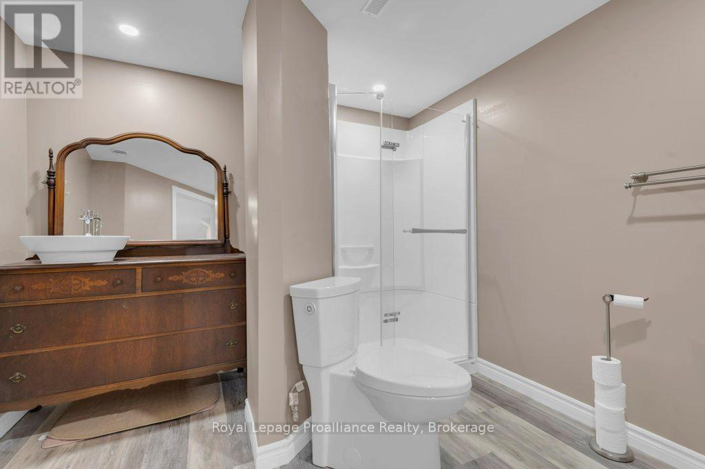 31 HEMLOCK CRESCENT - 36