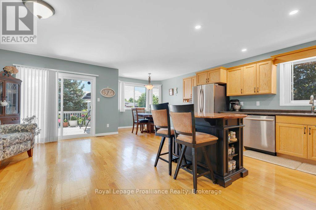 31 HEMLOCK CRESCENT - 8