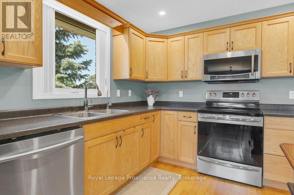 31 HEMLOCK CRESCENT - 9