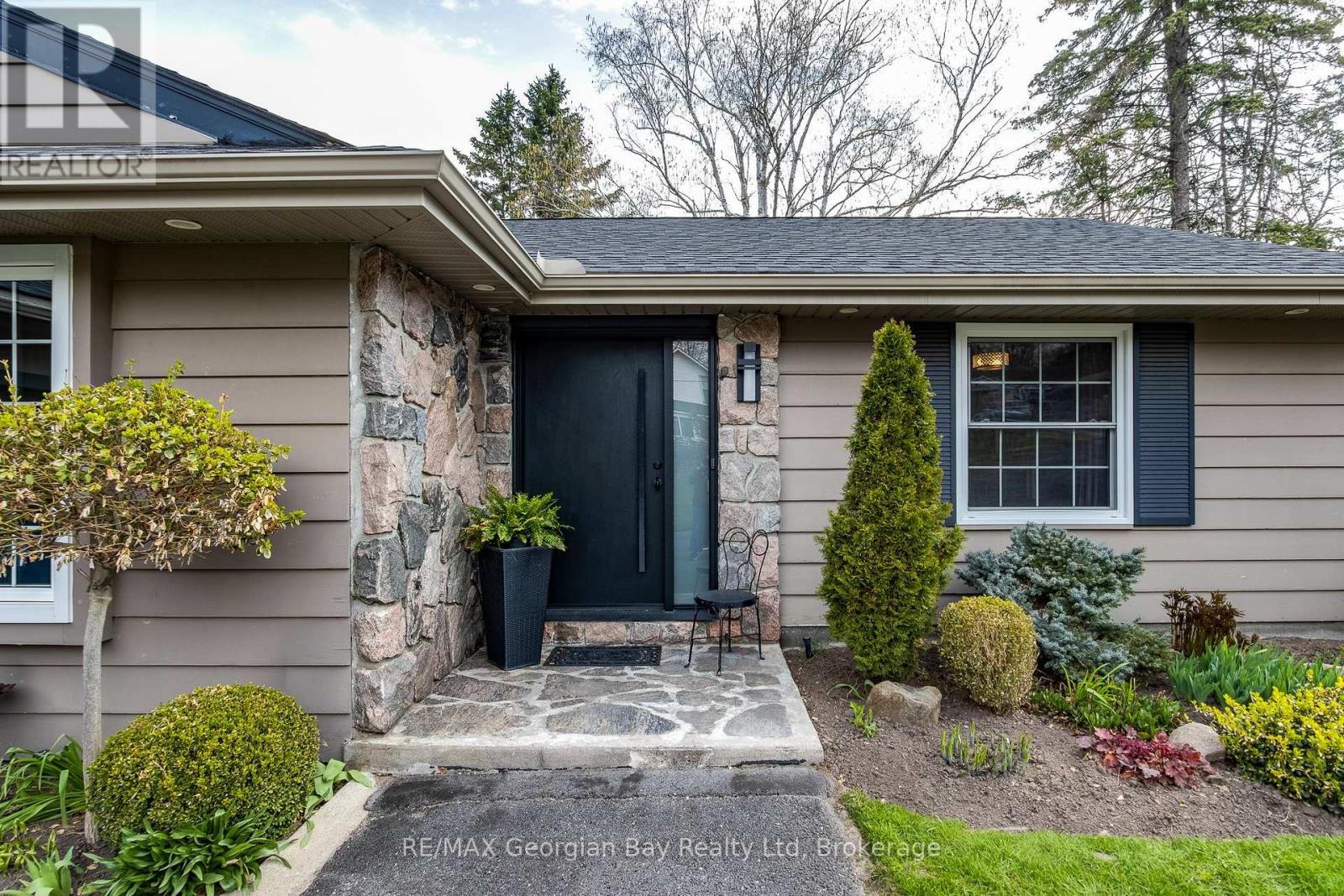 736 VICTORIA STREET - 2