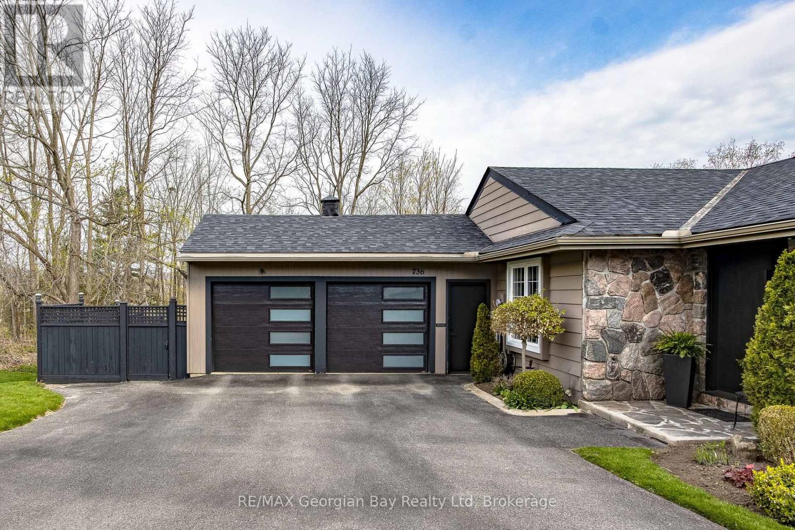 736 VICTORIA STREET - 3