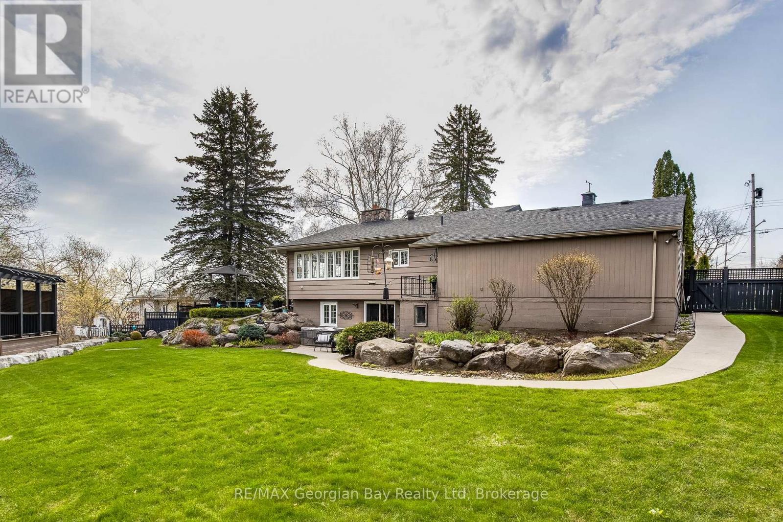 736 VICTORIA STREET - 34