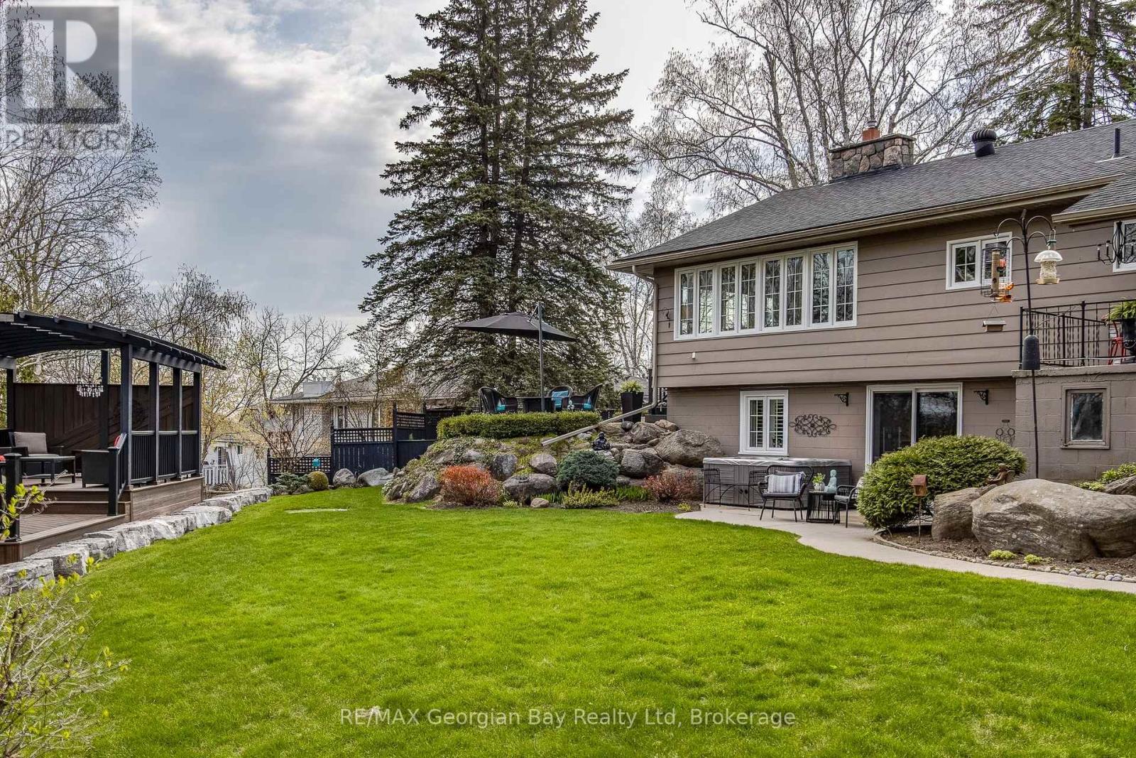 736 VICTORIA STREET - 42