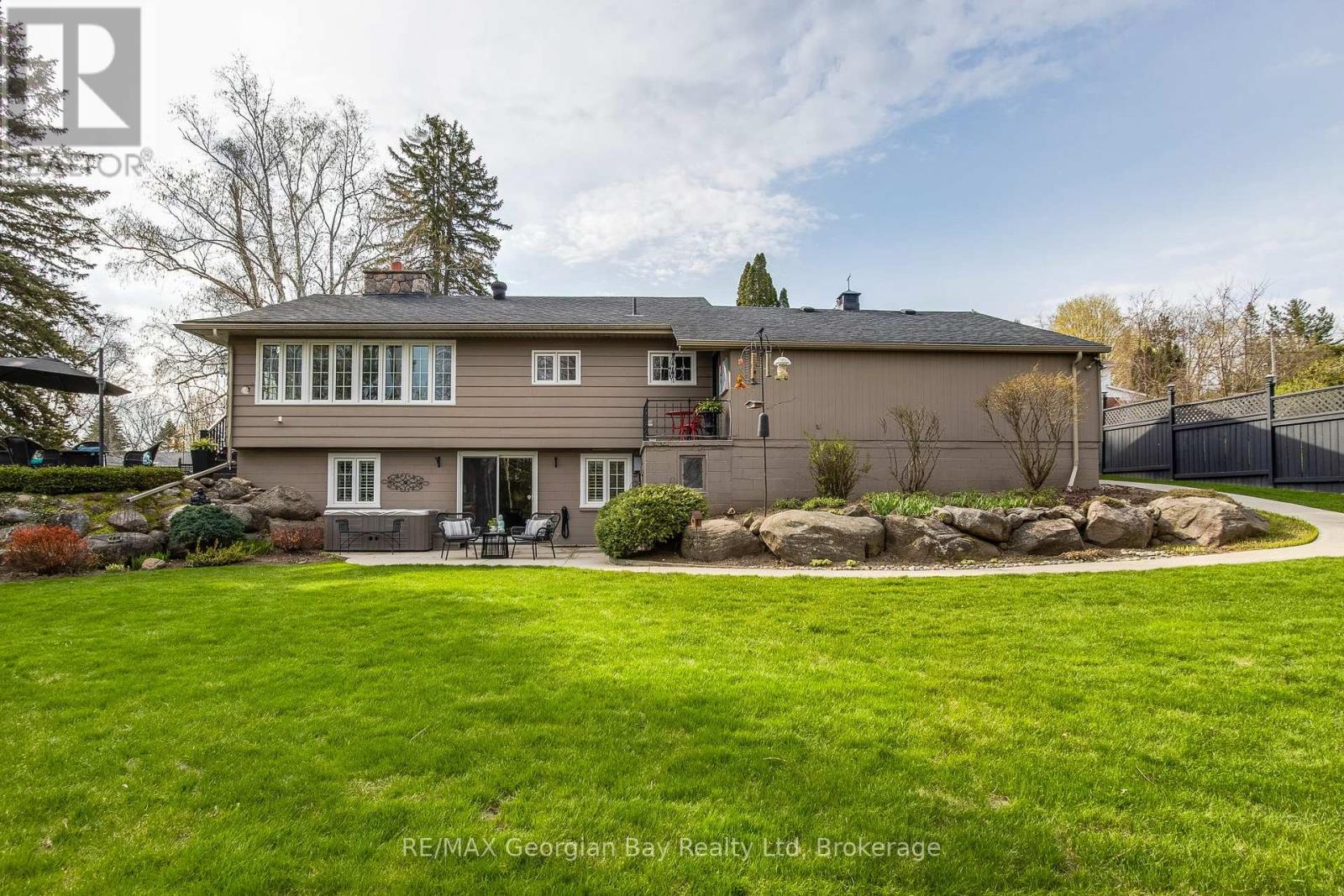 736 VICTORIA STREET - 43