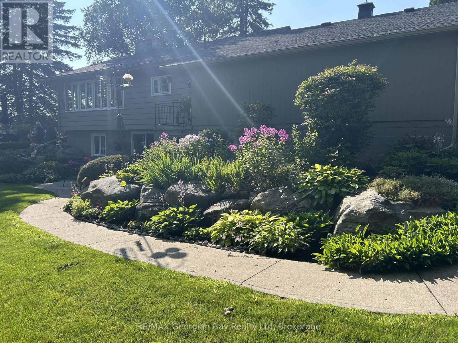 736 VICTORIA STREET - 46