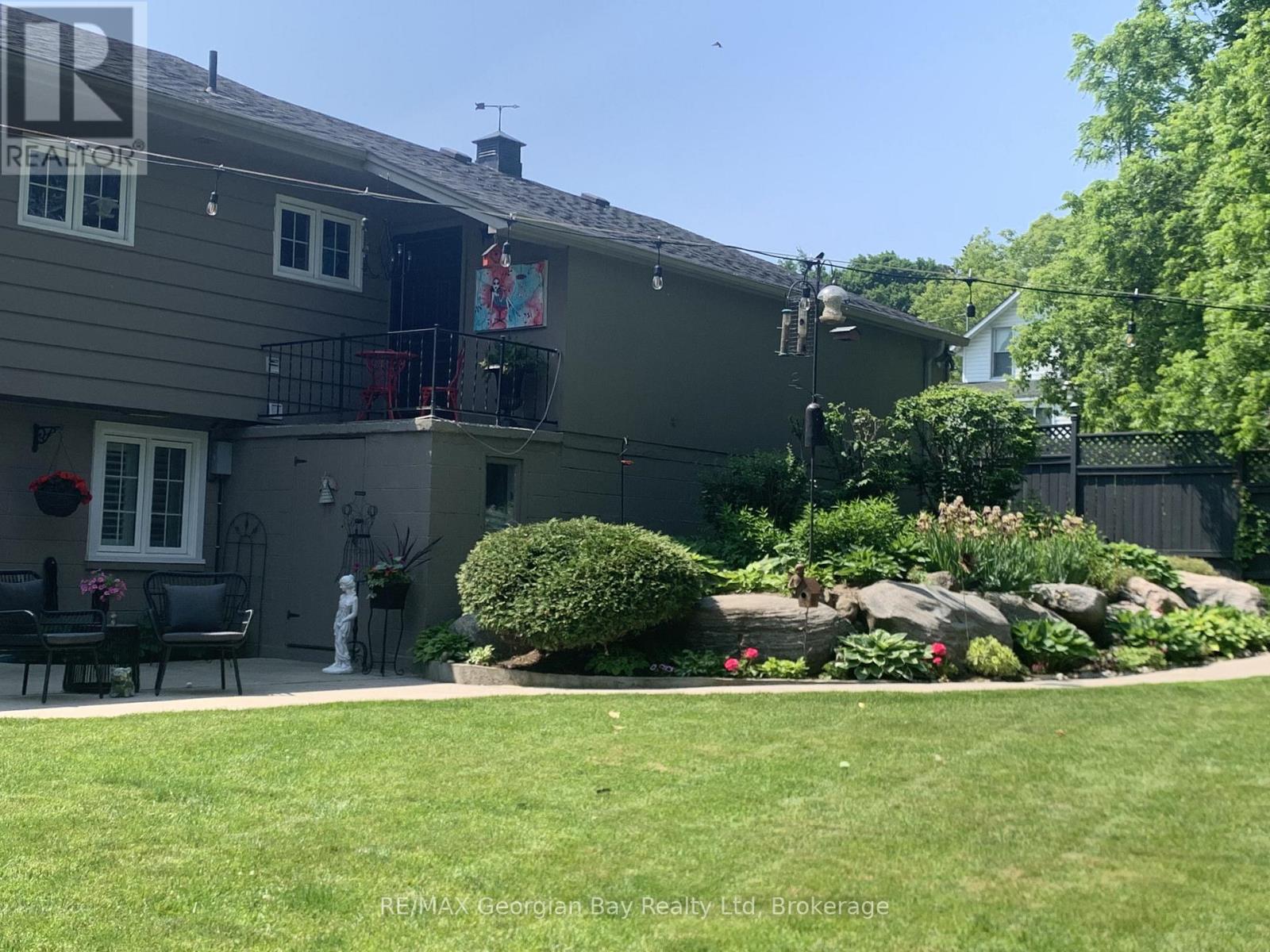 736 VICTORIA STREET - 49