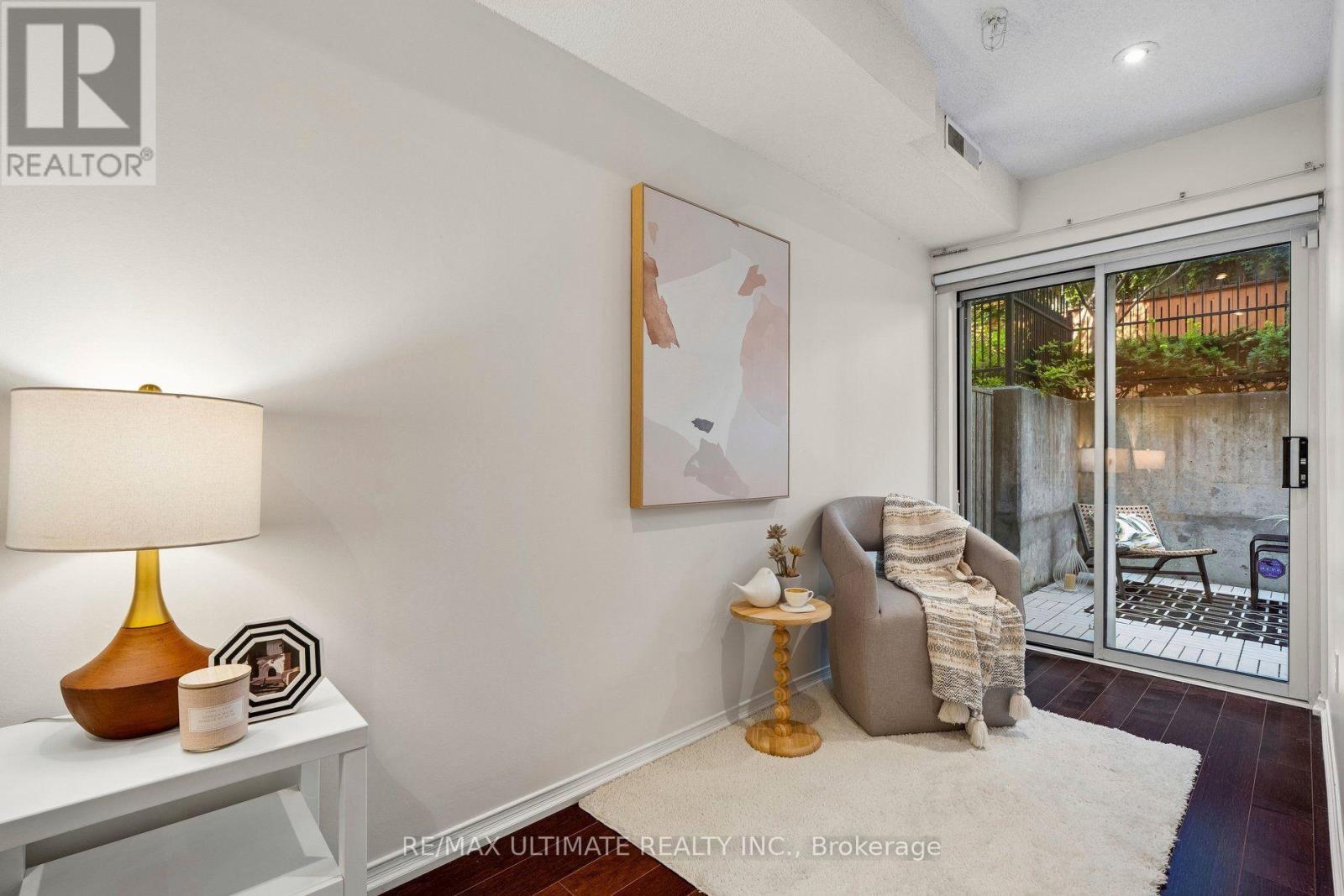 #25 217 ST. GEORGE STREET - 27