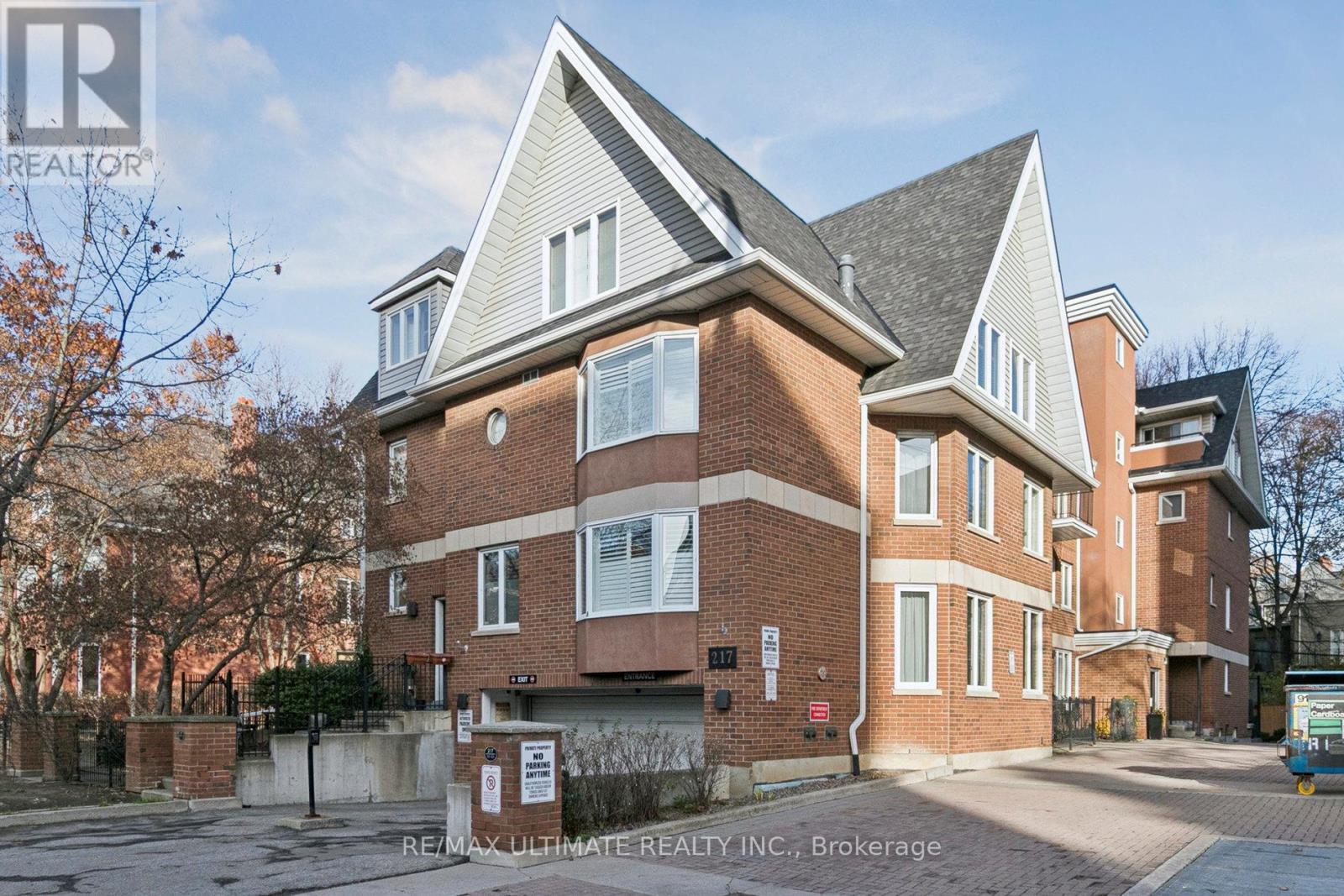 #25 217 ST. GEORGE STREET - 35