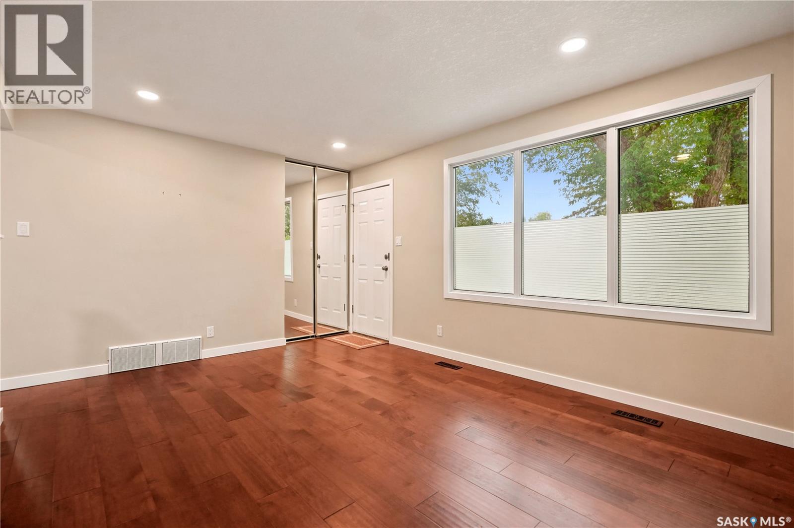 110 McCannel STREET - 2