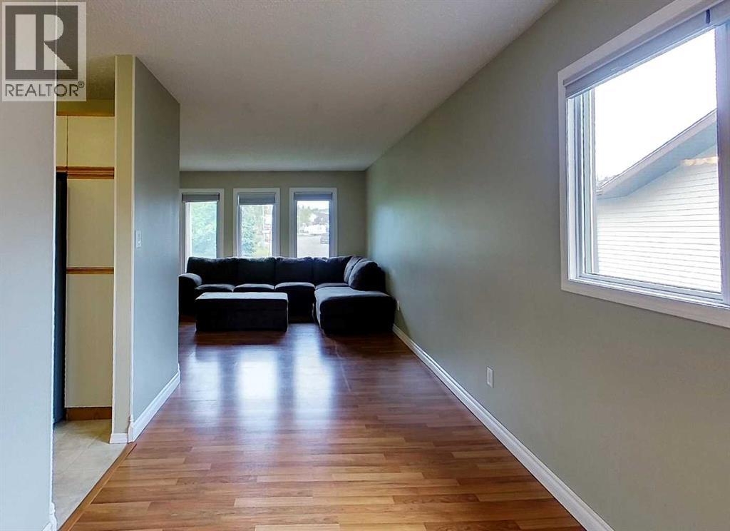 5415 15 Avenue - 5