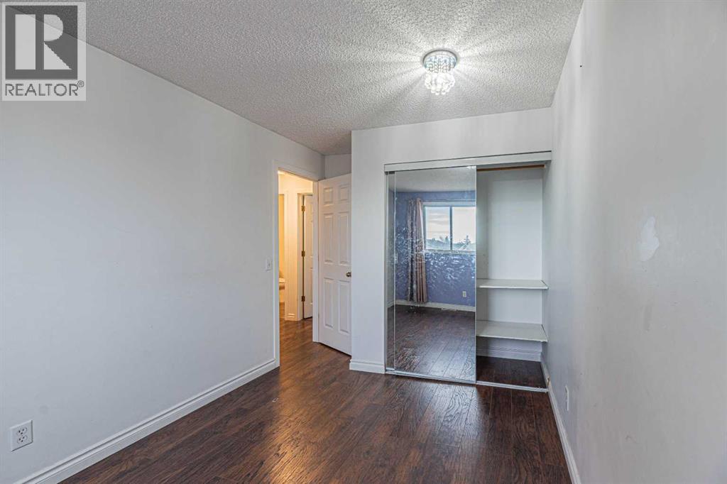 64 Castledale Crescent NE - 24