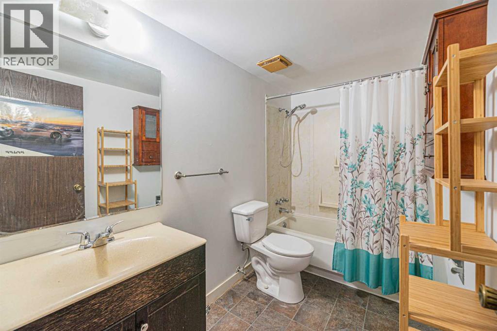 64 Castledale Crescent NE - 30