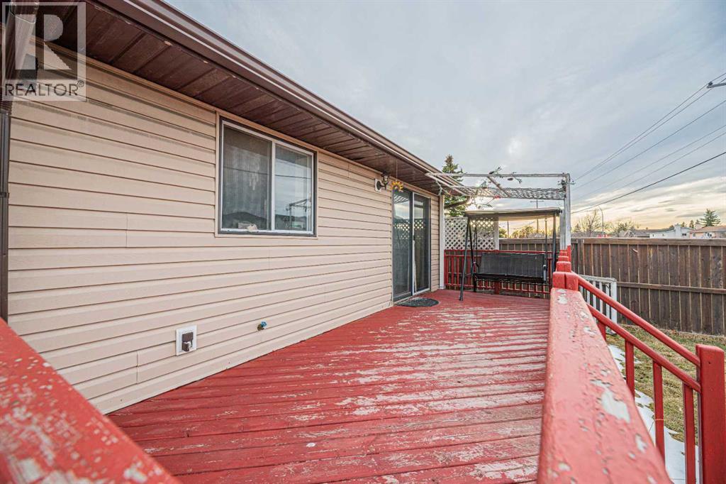 64 Castledale Crescent NE - 40